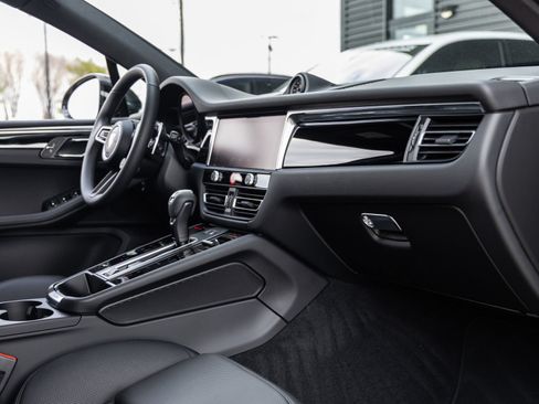 Certified 2026 Porsche Macan AWD/4WD image 47
