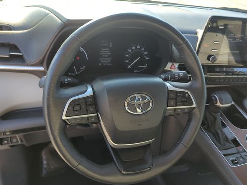 Used 2024 Toyota Sienna XLE image 18