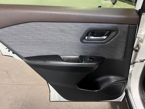 Used 2023 Nissan Rogue SV image 16