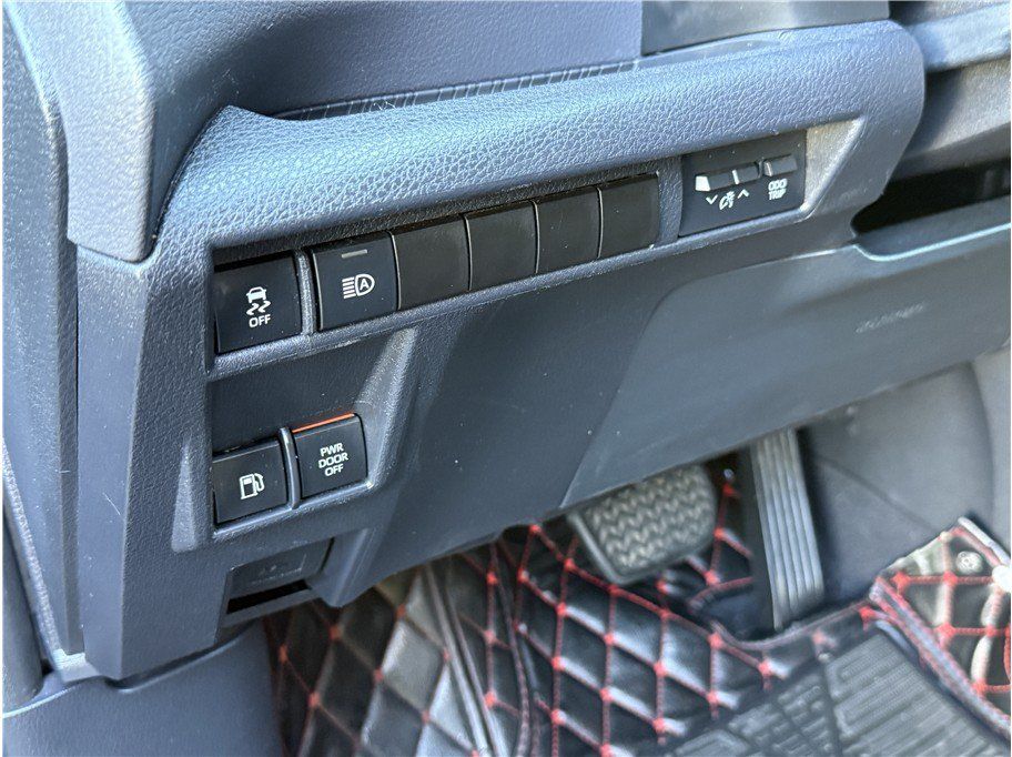 Used 2021 Toyota Sienna XSE FWD image 19