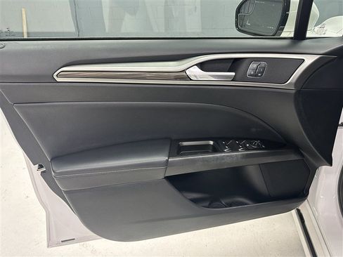 Used 2017 Ford Fusion SE w/ Equipment Group 202A AWD/4WD image 18