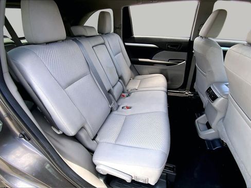 Used 2019 Toyota Highlander LE FWD image 19