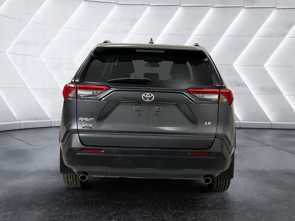 Used 2021 Toyota RAV4 LE FWD image 5