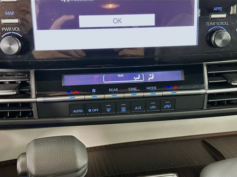 Used 2024 Toyota Sienna LE image 23