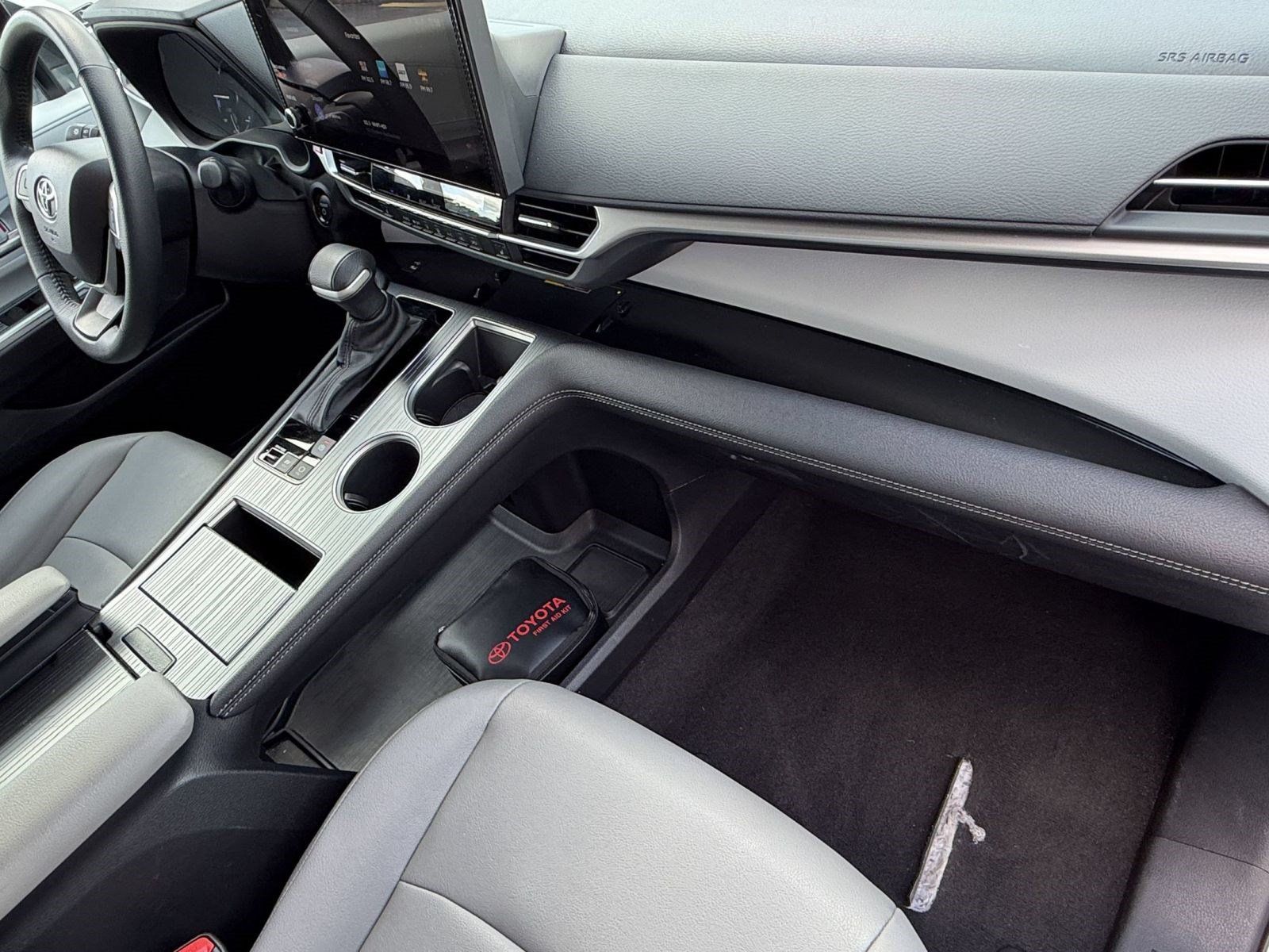 Used 2026 Toyota Sienna XLE FWD image 34