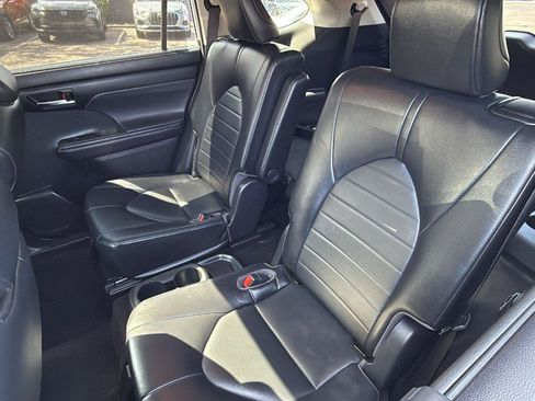 Used 2022 Toyota Highlander XLE FWD image 20