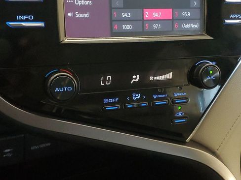 Used 2018 Toyota Camry SE FWD image 21