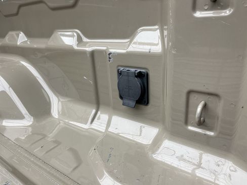 Used 2024 GMC Canyon AT4 w/ Technology Package image 32