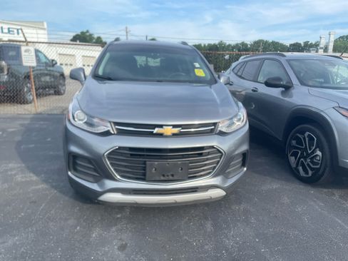 Used 2020 Chevrolet Trax LT w/ LT Convenience Package FWD image 2