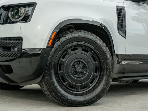 Used 2023 Land Rover Defender 110 image 22