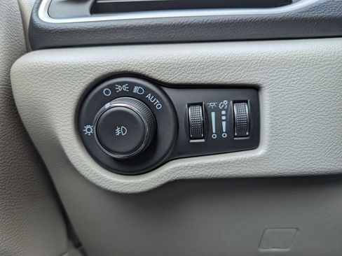 Used 2024 Chrysler Pacifica Touring-L image 34