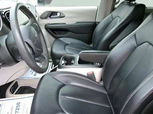 Used 2023 Chrysler Pacifica Touring-L image 14