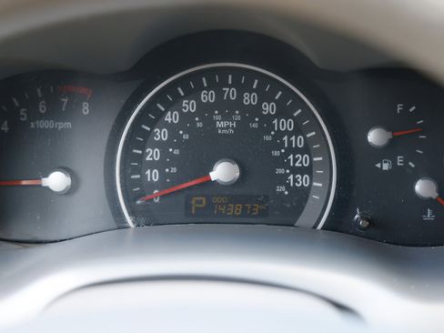 Used 2012 Kia Sedona LX image 28