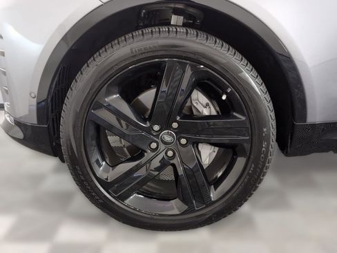 Certified 2025 Land Rover Discovery Dynamic SE image 9
