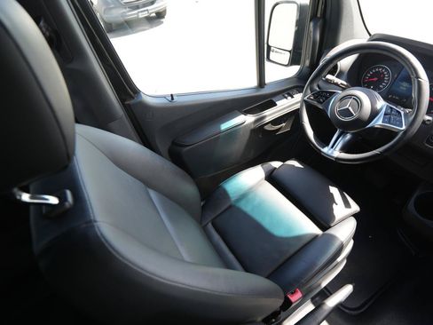 Used 2025 Mercedes-Benz Sprinter 2500 image 15