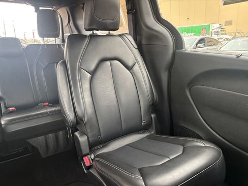 Used 2025 Chrysler Pacifica Select image 40