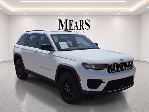 Used 2024 Jeep Grand Cherokee Laredo X w/ Trailer Tow Package AWD/4WD image 7