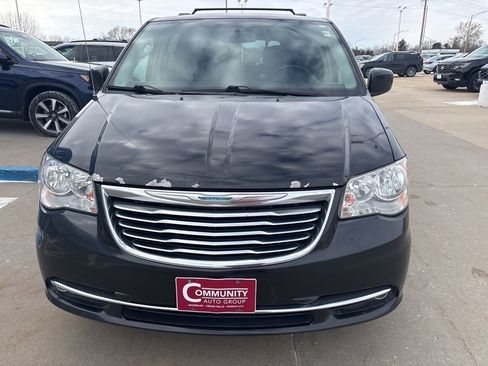 Used 2016 Chrysler Town & Country Touring image 8