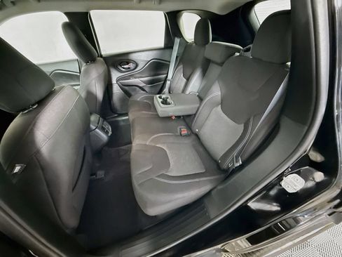 Used 2019 Jeep Cherokee Latitude w/ Popular Appearance Group FWD image 23