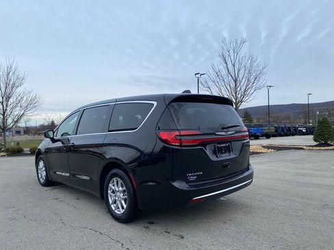 New 2026 Chrysler Pacifica Select image 4