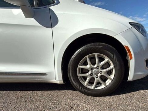 Used 2020 Chrysler Pacifica Touring-L image 22