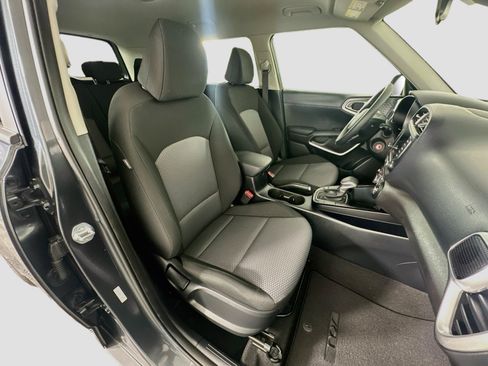 Used 2025 Kia Soul LX w/ LX Technology Package FWD image 30