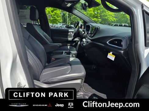 Used 2026 Chrysler Pacifica Select FWD image 15