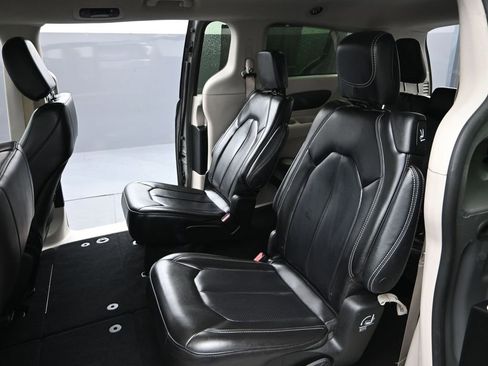 Used 2023 Chrysler Pacifica Touring-L image 12