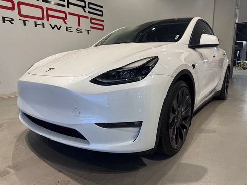 Used 2023 Tesla Model Y Performance AWD/4WD image 2
