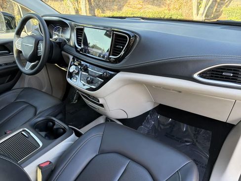 Used 2024 Chrysler Pacifica Select image 38