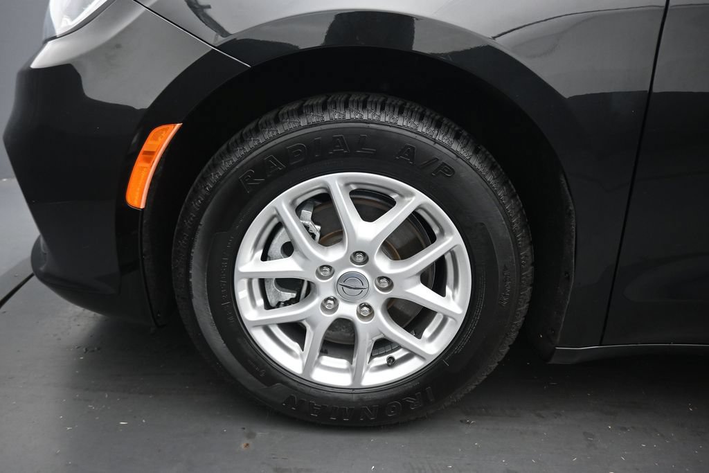 Used 2024 Chrysler Pacifica Touring-L FWD image 68