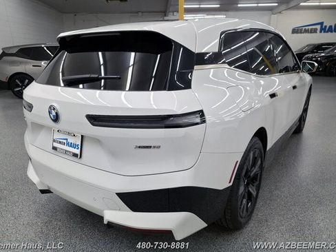 Used 2023 BMW iX xDrive50 w/ Sport Package AWD/4WD image 14
