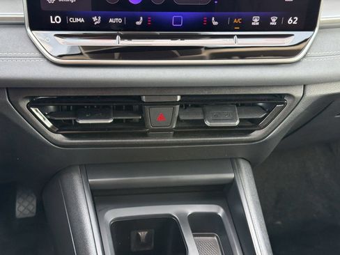 Used 2026 Volkswagen Tiguan SE FWD image 21