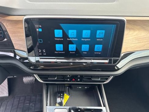 Used 2025 Volkswagen Atlas SE FWD image 12