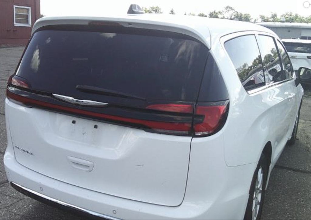 Used 2023 Chrysler Pacifica Touring-L FWD image 2