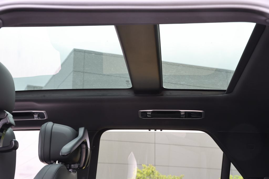 New 2025 Land Rover Range Rover Sport SE AWD/4WD image 19
