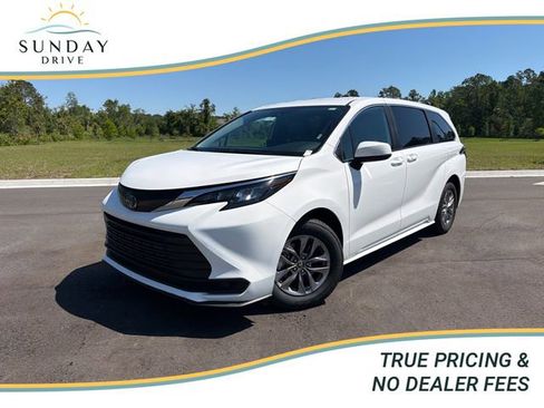 Used 2025 Toyota Sienna LE FWD image 1