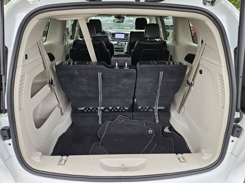 Used 2023 Chrysler Pacifica Touring-L FWD image 11