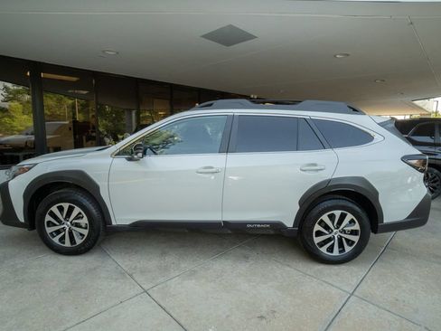 Used 2025 Subaru Outback Premium AWD/4WD image 4