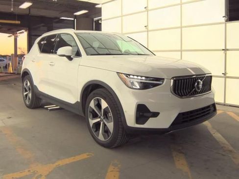 Used 2025 Volvo XC40 B5 Plus AWD/4WD image 2