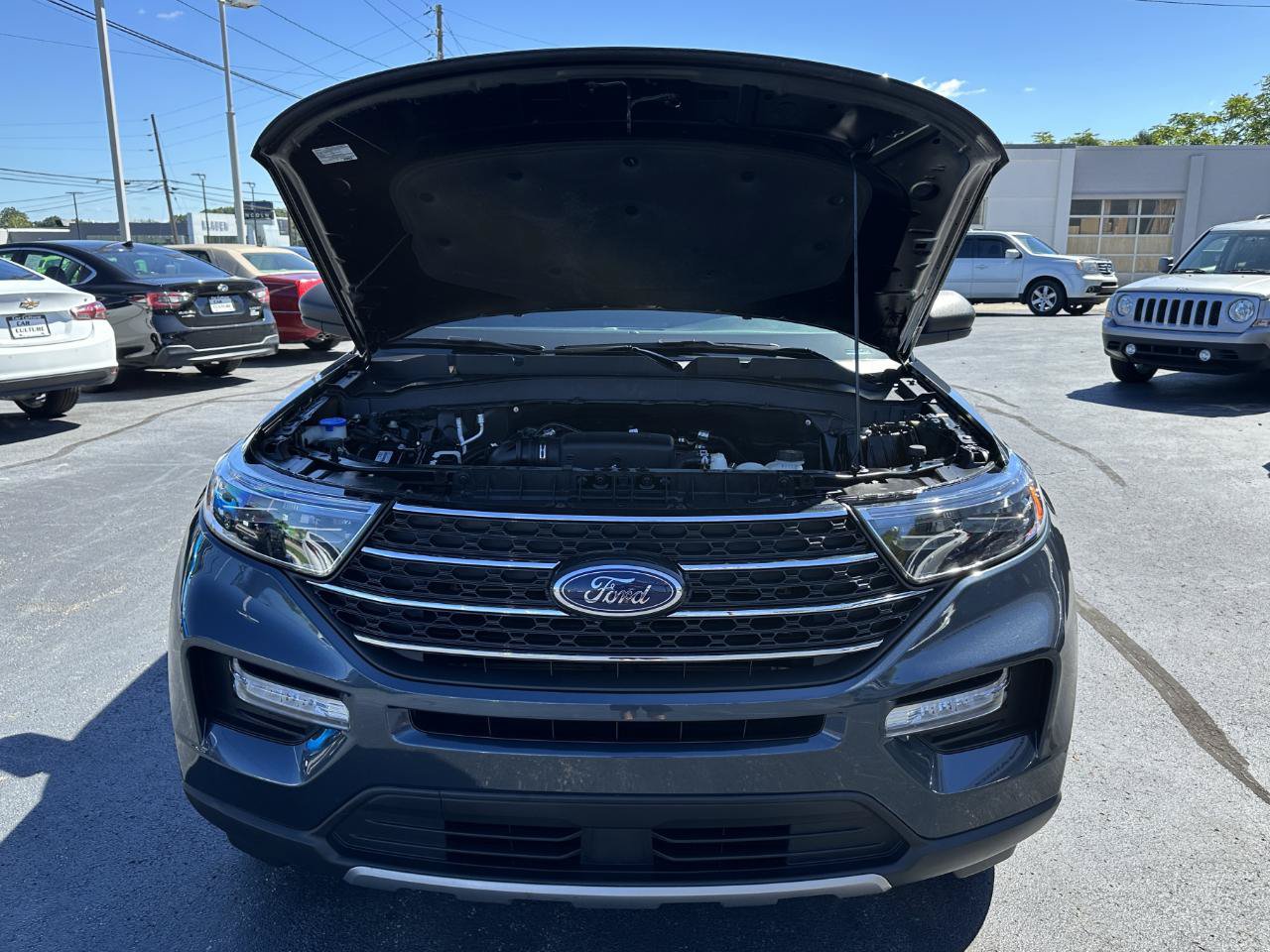 Used 2022 Ford Explorer XLT w/ Equipment Group 202A AWD/4WD image 17