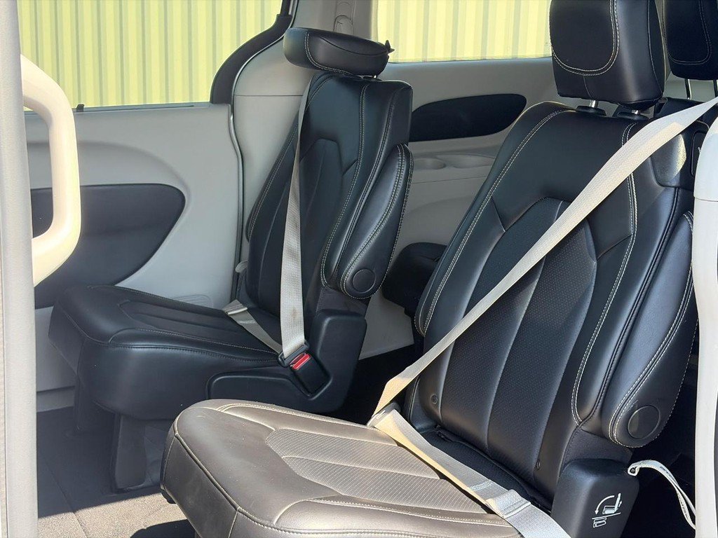 Used 2024 Chrysler Pacifica Touring-L FWD image 10