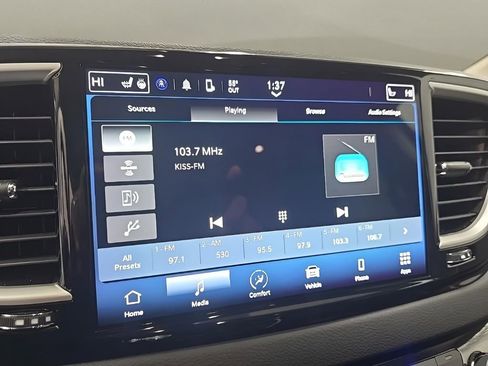 Used 2024 Chrysler Pacifica Touring-L image 25