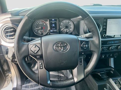 Used 2022 Toyota Tacoma TRD Off-Road w/ Technology Package AWD/4WD image 11