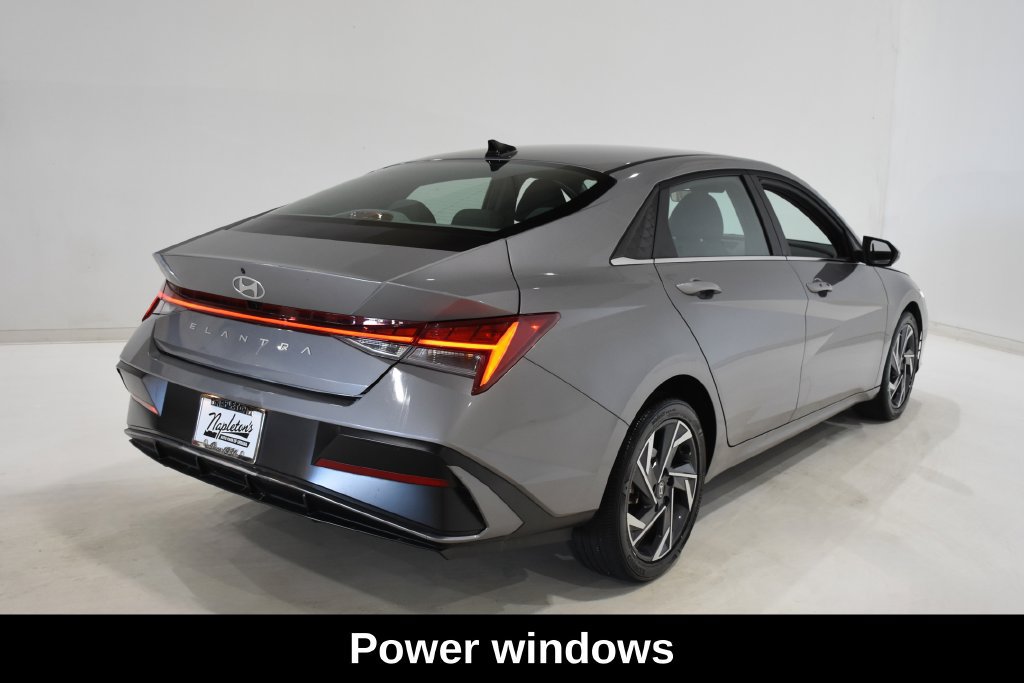 Used 2025 Hyundai Elantra SEL FWD image 5