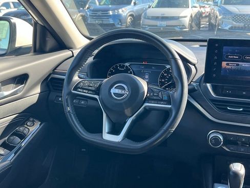 Used 2023 Nissan Altima 2.5 SV w/ SV Premium Package AWD/4WD image 16