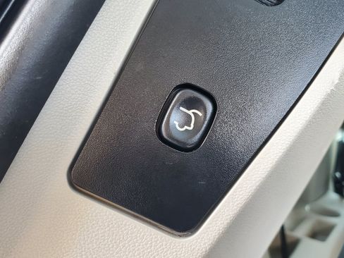 Used 2014 Chrysler Town & Country Touring-L FWD image 31