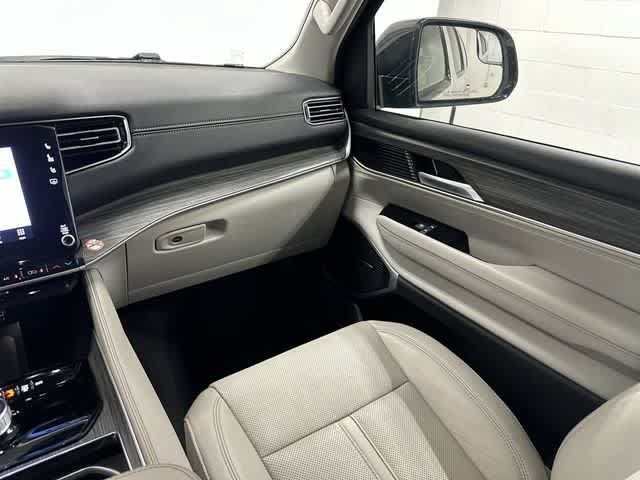 Used 2024 Jeep Wagoneer L Series II w/ Flexible Seating Group AWD/4WD image 13