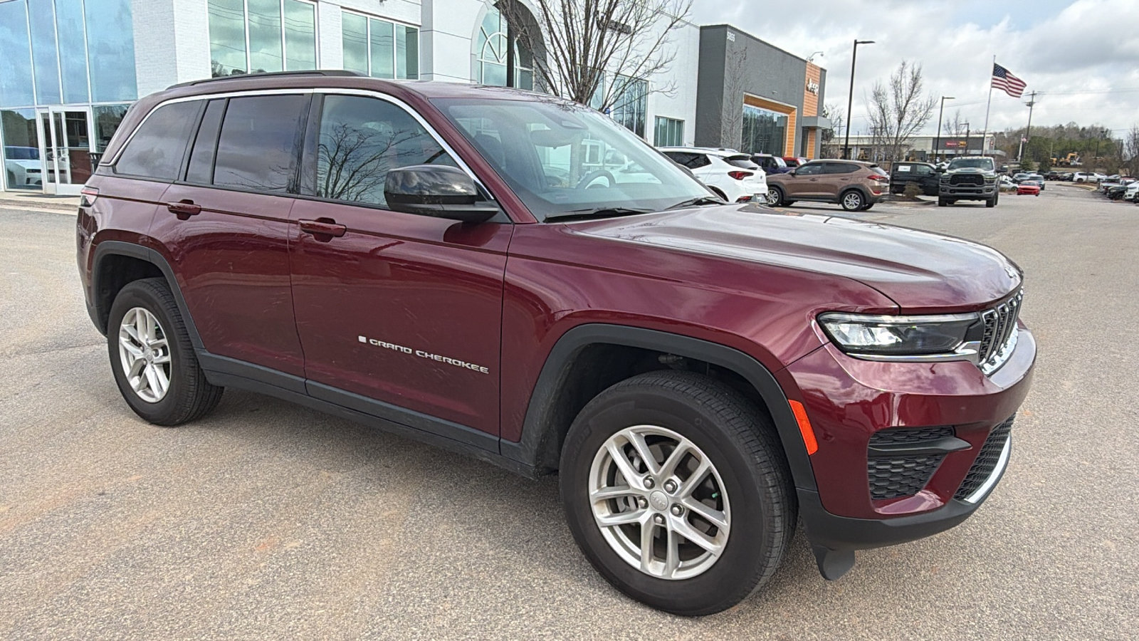 Used 2024 Jeep Grand Cherokee Laredo X AWD/4WD image 5