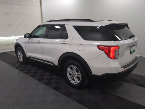 Used 2023 Ford Explorer XLT AWD/4WD image 3